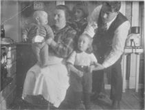 Teodor o Hulda Malmén med barnenOlle, Birger och Sigurd