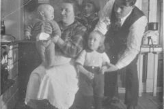 Teodor o Hulda Malmén med barnen
Olle, Birger och Sigurd